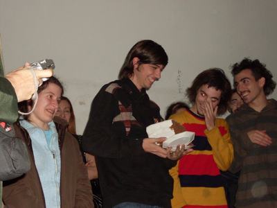 1/1000000 - comiendo torta - 1024x768 px