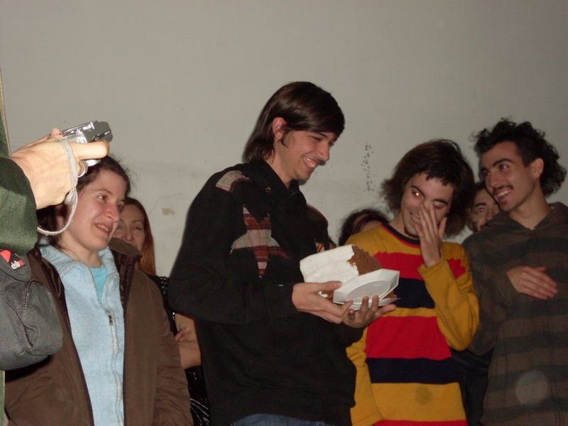 1/1000000 - comiendo torta - 1024x768 px